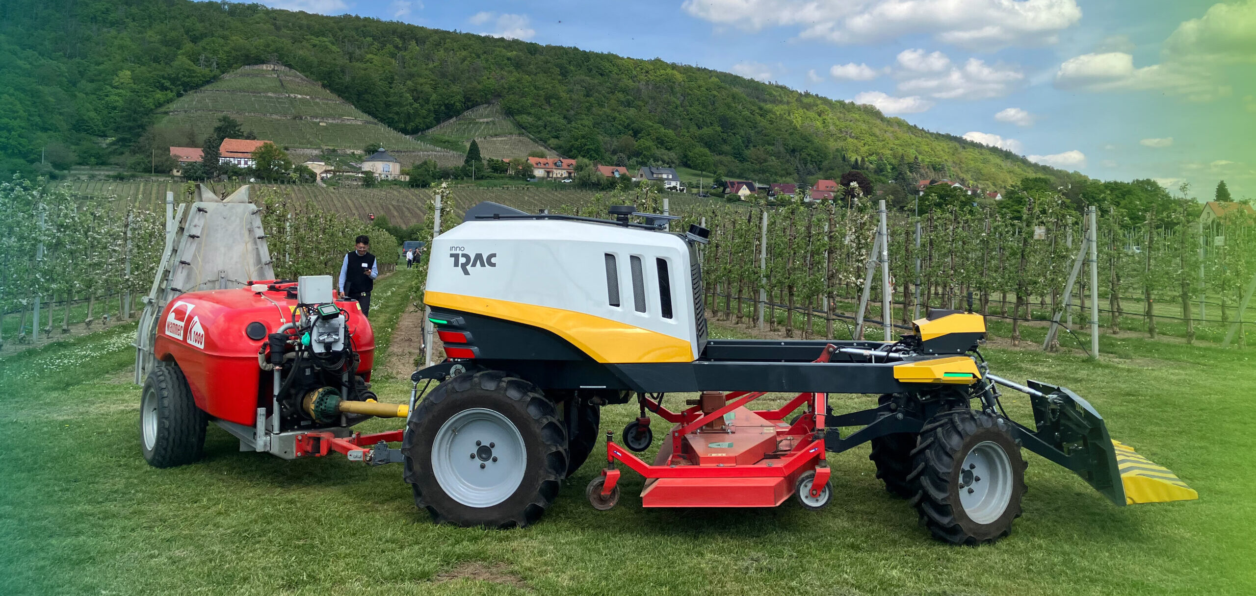 Foto des Obstbauroboter Caesar von InnTRAC vor einer Obstplantage
